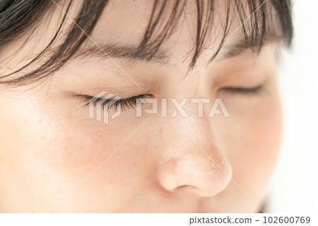 女性眼睛向上 102600769
