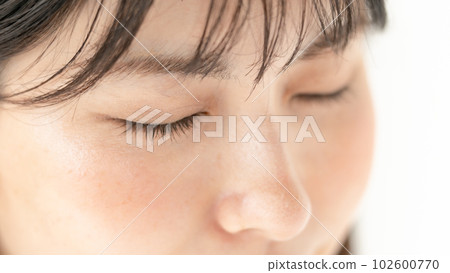 Female eyes up 102600770