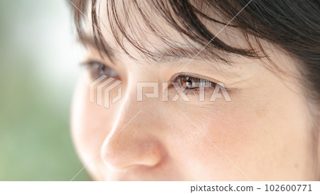 Female eyes up 102600771