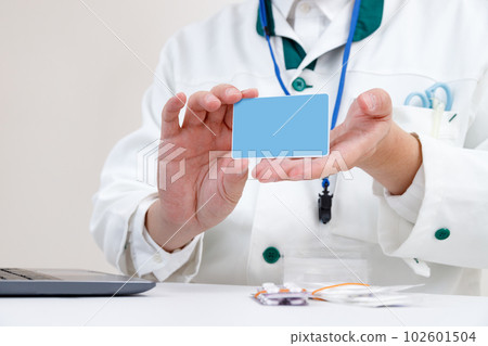 拿著卡片的醫生和藥劑師。應用、電子藥史、電子處方圖像 拿著卡片的醫生和藥劑師。應用、電子藥史、電子處方圖像 102601504