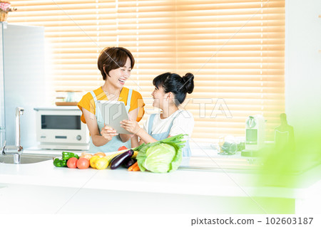 Parents who cook in the kitchen Parents who cook in the kitchen 102603187