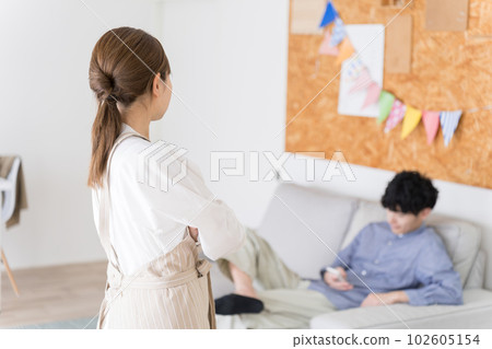 被丈夫不合作做家務而激怒的妻子 被丈夫不合作做家務而激怒的妻子 102605154