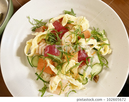 Chirashizushi made at home 102605672