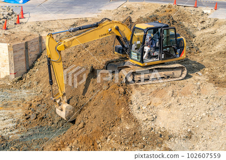 Hydraulic excavator height difference excavation parent pile horizontal sheet pile construction method 102607559