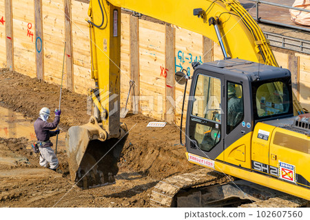 Hydraulic excavator height difference excavation parent pile horizontal sheet pile construction method level 102607560