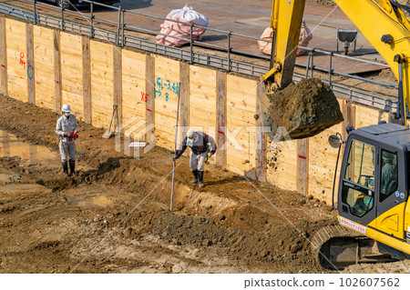 Hydraulic excavator height difference excavation parent pile horizontal sheet pile construction method level Hydraulic excavator height difference excavation parent pile horizontal sheet pile construction method level 102607562