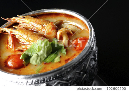 Shoot Tom Yum Kung, one of the world's three major soups, against a black background 102609200