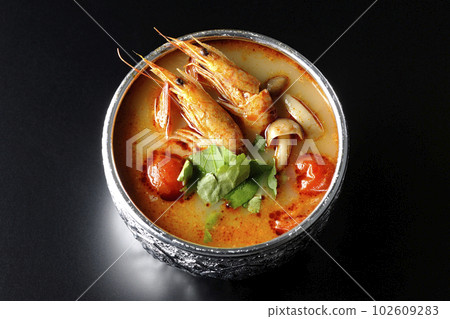 Bird's-eye view of Tom Yum Goong, one of the world's three major soups, with a black background 102609283