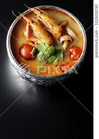 Bird's-eye view of Tom Yum Goong, one of the world's three major soups, with a black background 102609290