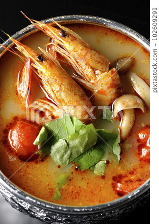 Bird's-eye view of Tom Yum Goong, one of the world's three major soups, with a black background 102609291