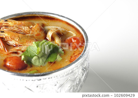 Shoot Tom Yum Goong, one of the world's three major soups, against a white background 102609429