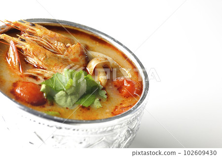Shoot Tom Yum Goong, one of the world's three major soups, against a white background 102609430
