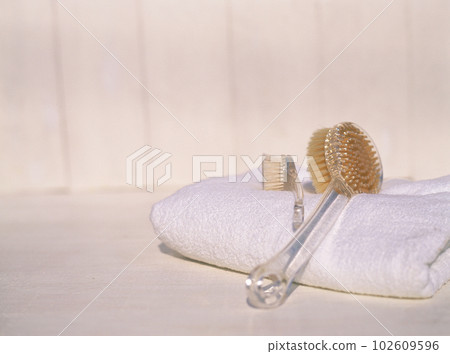 帶自然光的衛生浴巾 身體刷和臉刷 102609596