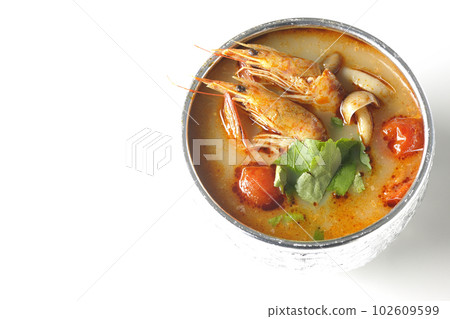 A bird's-eye view of Tom Yum Goong, one of the world's three major soups, with a white background 102609599