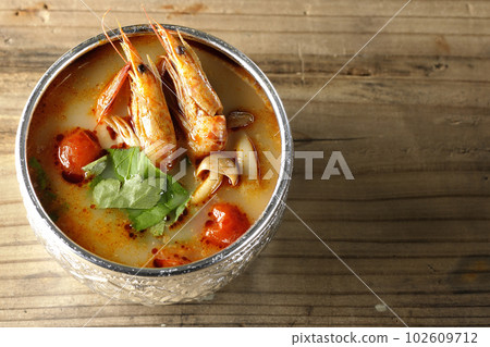 Take a bird's-eye view of Tom Yum Goong, one of the three major soups in the world 102609712