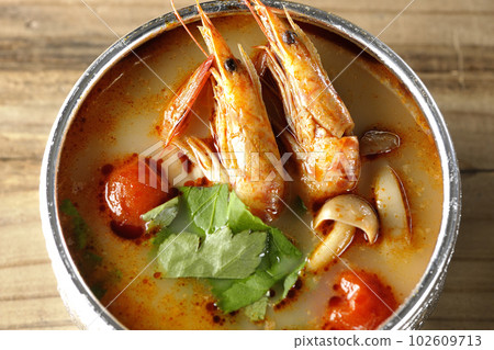Take a bird's-eye view of Tom Yum Goong, one of the three major soups in the world 102609713