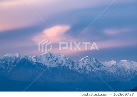 “長野縣”北阿爾卑斯山脈和松本市的城市景觀和黃昏 102609757