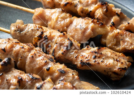 Reheat the yakitori (chicken thigh skewers) in a frying pan (with cooking sake). 102610424