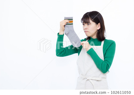 一位 30 多歲的家庭主婦,因為在室內烘乾的衣物發臭而陷入困境 一位 30 多歲的家庭主婦,因為在室內烘乾的衣物發臭而陷入困境 102611050