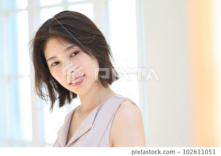 一個年輕的女人在窗口 102611051