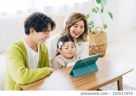 一家人在客廳看平板電腦 102611954
