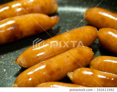 在煎鍋中烘烤維納(豬肉香腸)。 在煎鍋中烘烤維納(豬肉香腸)。 102611992