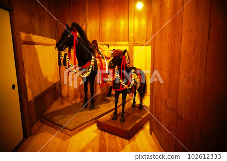 放置在日式房間裡的傳統馬俑 102612333