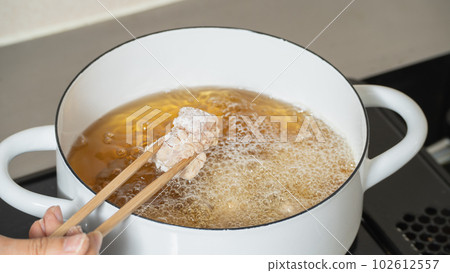 Deep-fried chicken and cooking scene Seasoned chicken thighs are put in oil 102612557