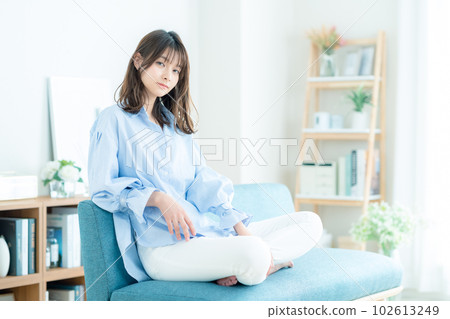 在客廳的沙發上放鬆的年輕女人 102613249