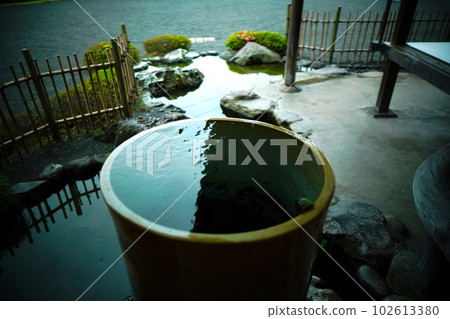 A quiet garden that stops time 102613380