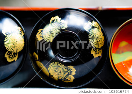 餐桌上的一個碗和一個畫盤 102616724