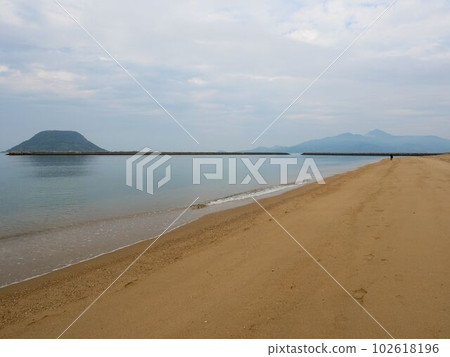 唐津西之濱海灘和高島的冬季景色(佐賀縣唐津市) 唐津西之濱海灘和高島的冬季景色(佐賀縣唐津市) 102618196