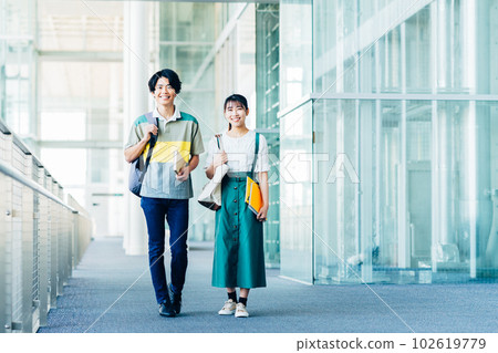 走在學校的年輕大學生男女 102619779