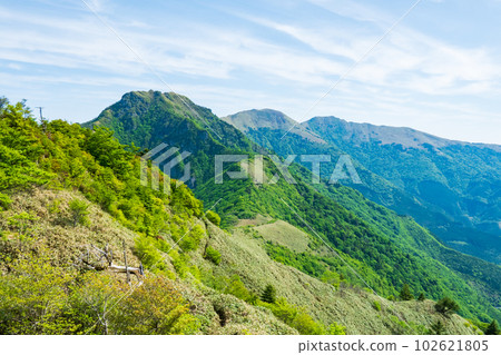 Climbing Mount Iyo, Mt. Kanpu, and Sasagamine in spring (Iyo Fuji - Mt. Kanpu) 102621805