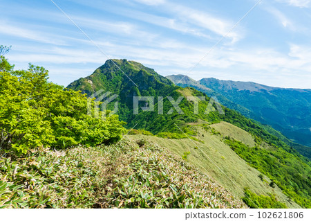 Climbing Mount Iyo, Mt. Kanpu, and Sasagamine in spring (Iyo Fuji - Mt. Kanpu) 102621806