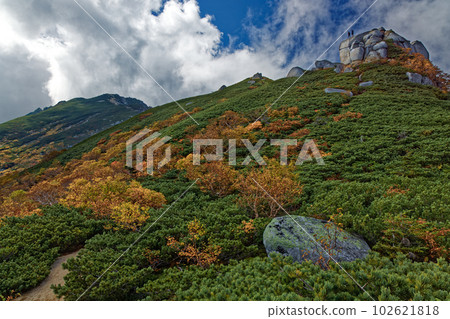 Komaishi seen from the Ikeyama ridge in autumn colors and the summit of Mt. Utsugi in the Central Alps Komaishi seen from the Ikeyama ridge in autumn colors and the summit of Mt. Utsugi in the Central Alps 102621818