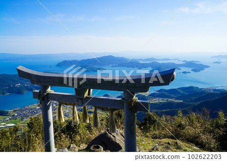 熊本縣天草市倉武神社:鳥居、大海和御所浦島的景色 熊本縣天草市倉武神社:鳥居、大海和御所浦島的景色 102622203