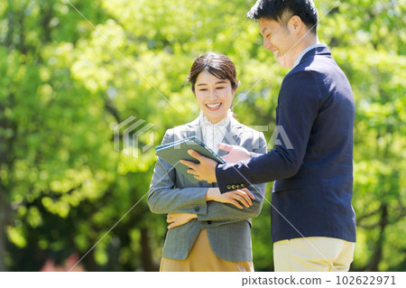 商務人士在新綠中微笑的照片 102622971