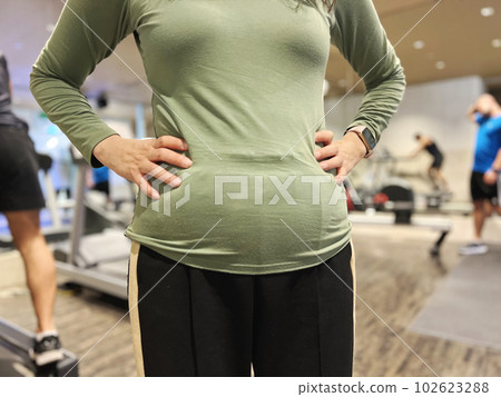 雙手叉腰在健身房健身的女人 102623288