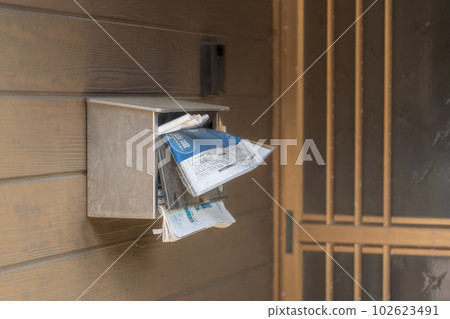 信件堆積在一間空房子裡 信件堆積在一間空房子裡 102623491