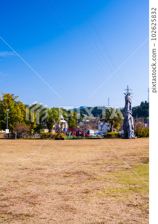 以秋天晴朗的天空和森林為背景的公園景色（三船町交流廣場） 102625832