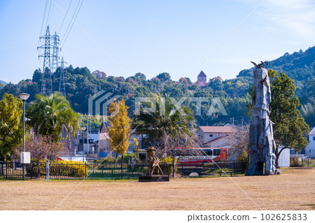 以秋天晴朗的天空和森林為背景的公園景色（三船町交流廣場） 102625833