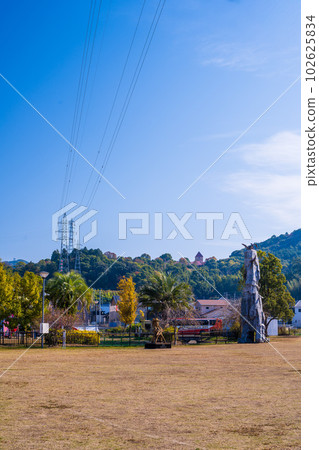 以秋天晴朗的天空和森林為背景的公園景色(三船町交流廣場) 以秋天晴朗的天空和森林為背景的公園景色(三船町交流廣場) 102625834