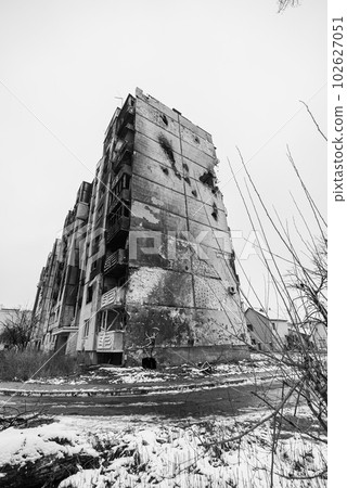 IRPIN, UKRAINE - NOVEMBER 29, 2022: Drawing by Banksy on the wall of a house in Irpin, Ukraine, black and white photo IRPIN, UKRAINE - NOVEMBER 29, 2022: Drawing by Banksy on the wall of a house in Irpin, Ukraine, black and white photo 102627051