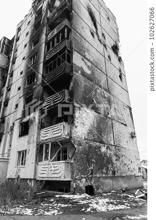 IRPIN, UKRAINE - NOVEMBER 29, 2022: Drawing by Banksy on the wall of a house in Irpin, Ukraine, black and white photo IRPIN, UKRAINE - NOVEMBER 29, 2022: Drawing by Banksy on the wall of a house in Irpin, Ukraine, black and white photo 102627066