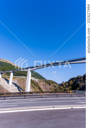 秋日晴空下的壯麗景色“從阿蘇長陽大橋看到的新阿蘇大橋” 102627464