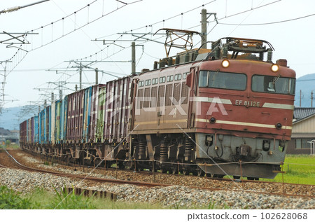 北陸本線西高岡～高岡 JR Freight EF81-126（富山） 102628068