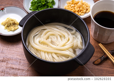 Udon noodle with fried noodles 102628101
