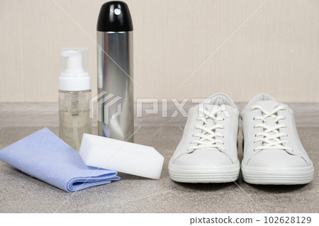 White leather shoe cleaning kit - water-repellent spray, foam, rag and sponge 102628129