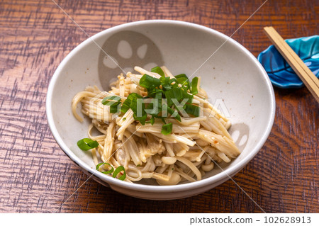 Stir-fried enoki mushrooms with butter and soy sauce Stir-fried enoki mushrooms with butter and soy sauce 102628913